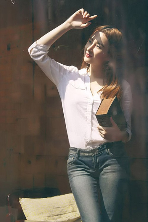 Giới hâm mộ khó tin vào sự lột xác lần này, bởi trước đó, cô từng hứa hẹn ngoan ngoãn nhưng vẫn chứng nào tật nấy. Bài viết: http://news.zing.vn/Nhung-gai-hu-Vbiz-tro-lai-vai-ngoan-hien-post363861.html#category_featured.noibat Nguồn Zing News 