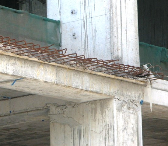 Tuy nhiên dễ nhận thấy công trình thi công quá chậm khiến bê tông và lõi sắt cũng bị hoen rỉ 