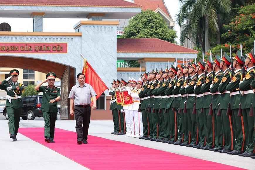 Lễ đón Thủ tướng Phạm Minh Chính đến thăm Bộ Tư lệnh Quân khu 4. (Ảnh: Dương Giang/TTXVN) Lễ đón Thủ tướng Phạm Minh Chính đến thăm Bộ Tư lệnh Quân khu 4. (Ảnh: Dương Giang/TTXVN)
