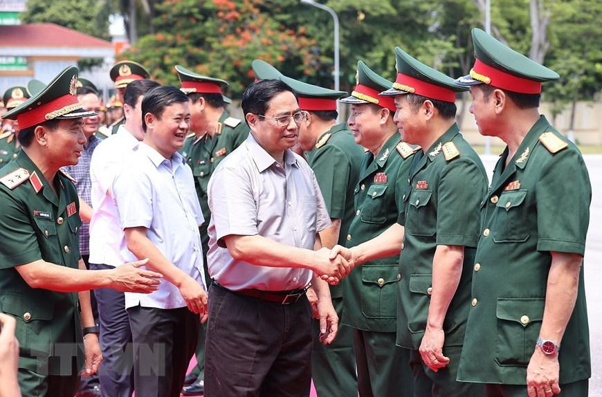 Thủ tướng Phạm Minh Chính với cán bộ, chỉ huy Bộ Tư lệnh Quân khu 4. (Ảnh: Dương Giang/TTXVN) Thủ tướng Phạm Minh Chính với cán bộ, chỉ huy Bộ Tư lệnh Quân khu 4. (Ảnh: Dương Giang/TTXVN)