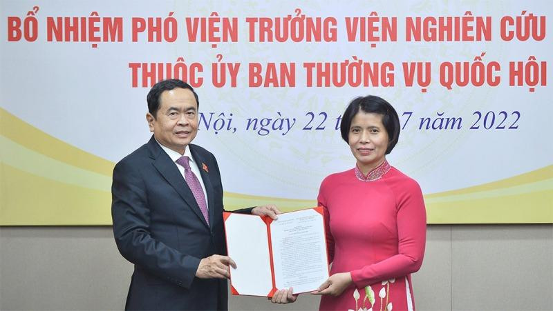 Phó Chủ tịch Thường trực Quốc hội Trần Thanh Mẫn trao Nghị quyết của Ủy ban Thường vụ Quốc hội bổ nhiệm Phó Viện trưởng Viện Nghiên cứu lập pháp cho bà Lê Thị Thu Hương. Ảnh: ĐBND
