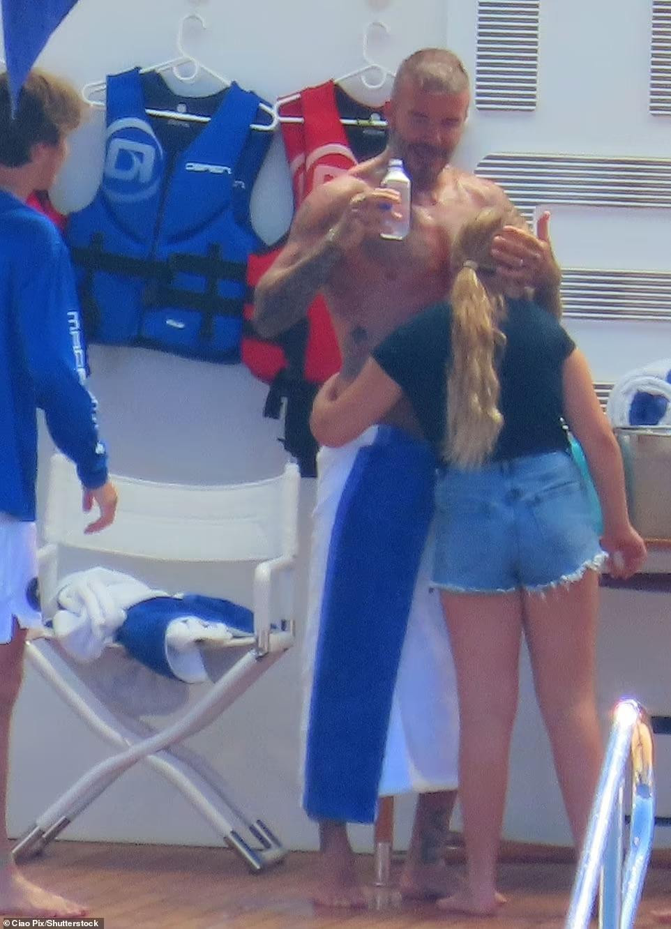 Những khoảnh khắc tình cảm giữa cha và con gái khiến dân mạng &quot;rụng tim&quot;.