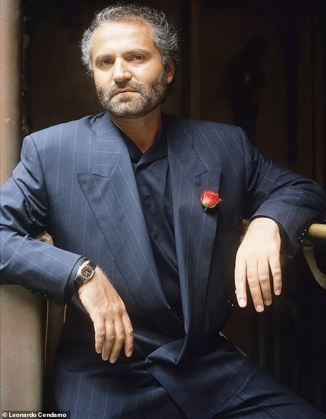 Gianni Versace lọt tầm ngắm của kẻ sát nhân sau cuộc gặp ngắn ngủi trong quán bar dành cho người đồng tính. Gianni Versace lọt tầm ngắm của kẻ sát nhân sau cuộc gặp ngắn ngủi trong quán bar dành cho người đồng tính.