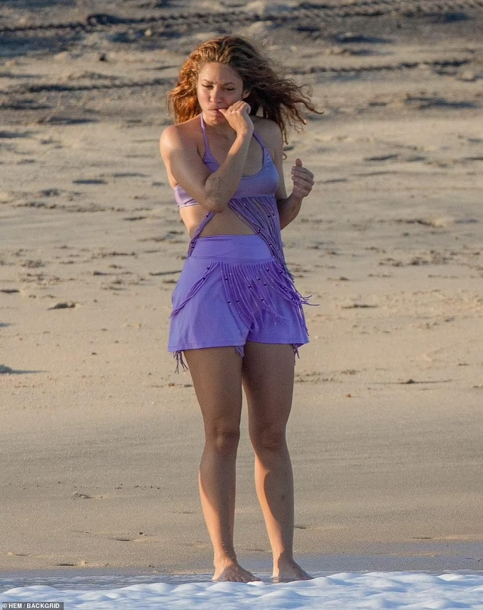 Đến nay, hai bên vẫn bí mật về lý do chia tay. Tuy nhiên, một số tờ báo tin rằng, Shakira đuổi Pique ra khỏi nhà vì cầu thủ 8x đã ngoại tình. Thông tin này chưa được xác nhận.