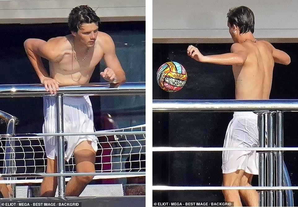 Cruz chơi trò tung bóng trên du thuyền. Dù không nối nghiệp cha làm cầu thủ bóng đá như anh trai thứ, Romeo, cậu út cũng yêu thích và có một chút kỹ năng về bộ môn thể thao vua.