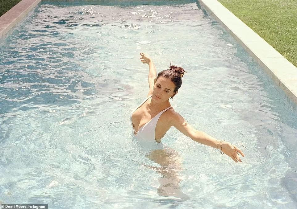 Trong cuộc phỏng vấn gần đây với People, bà mẹ ba con cho biết rất háo hức chờ đón tuổi 60 vào tháng 11 tới. “Bạn đến 59 tuổi và bạn nghĩ, "Chà, tôi sẽ 60 tuổi". Đó là cảm giác được giải phóng. Khi tôi nghĩ về bà của tôi ở tuổi 60, theo một cách nào đó, bà dường như đã cam chịu già đi. Nhưng tôi cảm thấy, mình đang sống và sẵn sàng hơn bao giờ hết”, minh tinh 6x trải lòng.