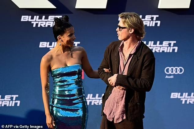 Brad và mỹ nhân kém 28 tuổi có khoảnh khắc thân thiết trên thảm đỏ.