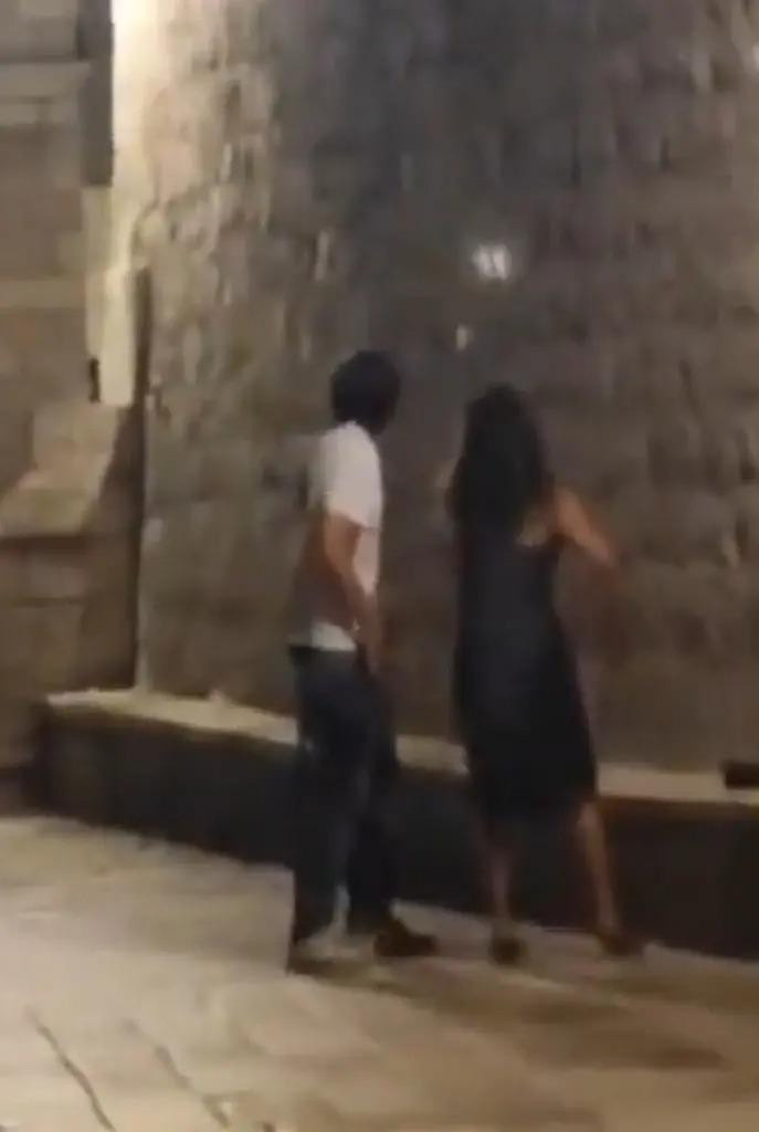 Cặp đôi chỉ dừng lại hành vi phản cảm khi có người tiếp cận.