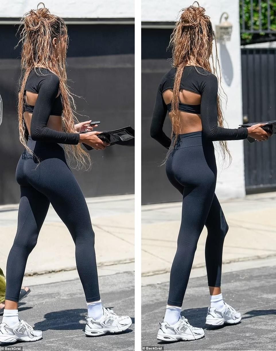 So với những lần lộ diện nơi công cộng trước đó, Malia đã có sự thay đổi lớn về cả phong cách, thần thái và ngoại hình. Cô trông "có da có thịt" hơn, hút mắt nhất là vòng ba nảy nở và đôi chân thon dài.