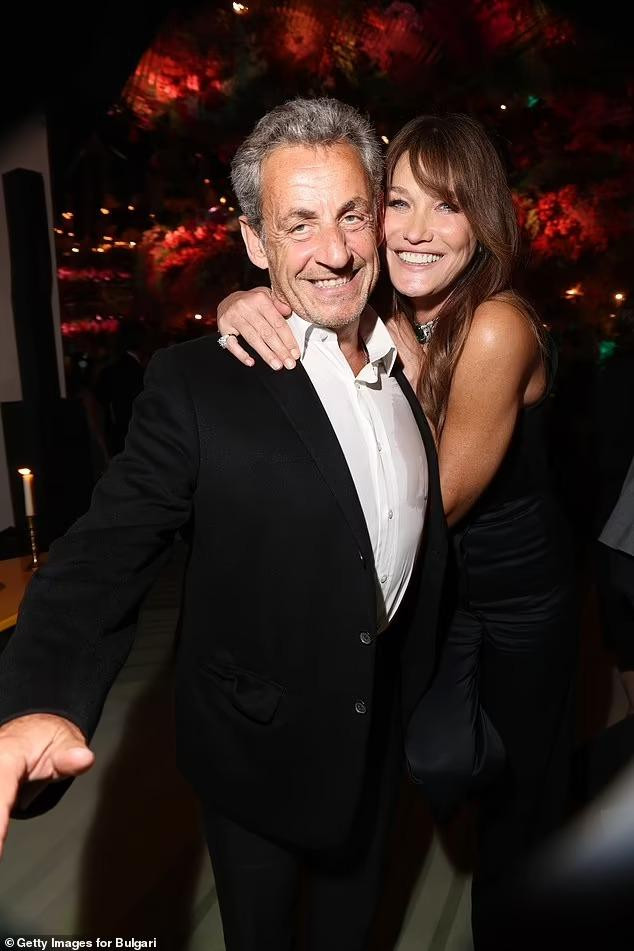 Ông Nicolas Sarkozy và phu nhân Carla Bruni kết hôn vào năm 2008 tại Paris - một năm sau khi ông đắc cử Tổng thống Pháp. Hai người có với nhau một người con gái tên Giulia (SN 2011).