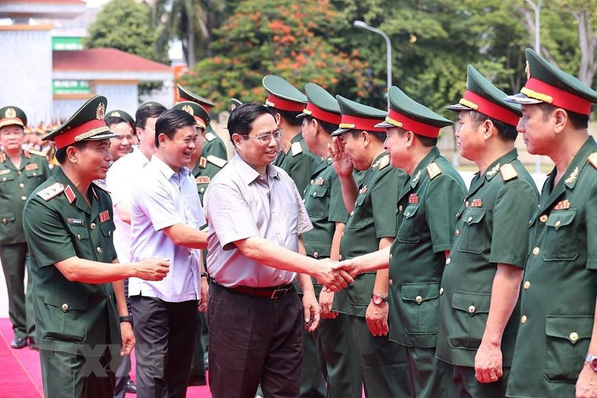 Thủ tướng Phạm Minh Chính với cán bộ, chỉ huy Bộ Tư lệnh Quân khu 4. (Ảnh: Dương Giang/TTXVN) Thủ tướng Phạm Minh Chính với cán bộ, chỉ huy Bộ Tư lệnh Quân khu 4. (Ảnh: Dương Giang/TTXVN)
