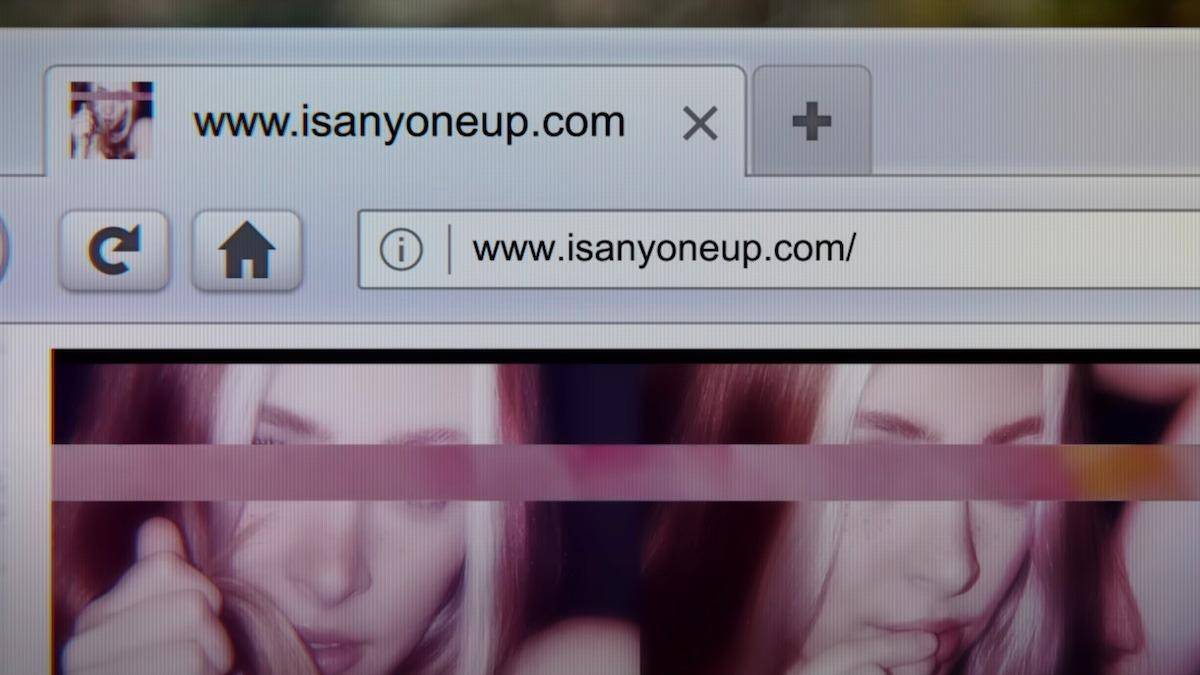 Hunter Moore lập ra trang IsAnyoneUp.com để cho những kẻ muốn trả thù tình đăng ảnh khỏa thân của người yêu cũ lên Internet. Hunter Moore lập ra trang IsAnyoneUp.com để cho những kẻ muốn trả thù tình đăng ảnh khỏa thân của người yêu cũ lên Internet.