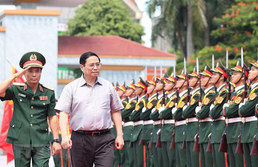 Cán bộ, chỉ huy Bộ Tư lệnh Quân khu 4 đón Thủ tướng Phạm Minh Chính. (Ảnh: Dương Giang/TTXVN) Cán bộ, chỉ huy Bộ Tư lệnh Quân khu 4 đón Thủ tướng Phạm Minh Chính. (Ảnh: Dương Giang/TTXVN)