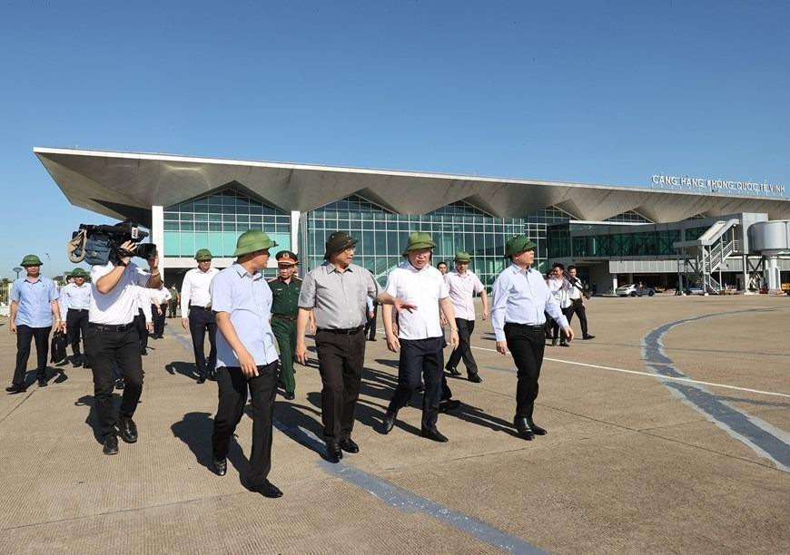 Thủ tướng Phạm Minh Chính khảo sát thực địa sân bay Vinh. (Ảnh: Dương Giang/TTXVN) Thủ tướng Phạm Minh Chính khảo sát thực địa sân bay Vinh. (Ảnh: Dương Giang/TTXVN)