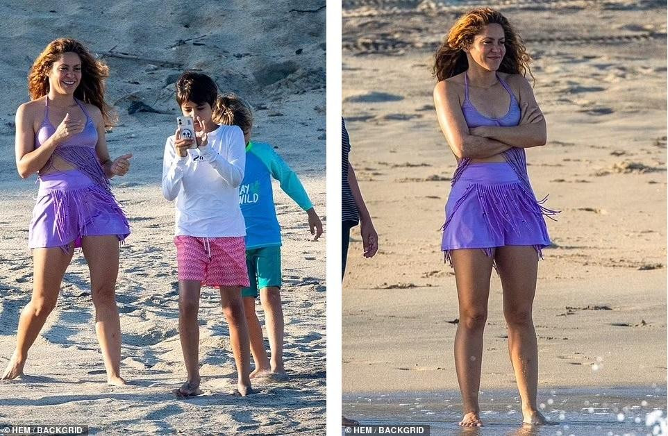 Đầu tuần này (25/7), Shakira được nhìn thấy cùng hai con trai Milan (9 tuổi) và Sasha (7 tuổi) tại một bãi biển ở Cabo San Lucas, Mexico.