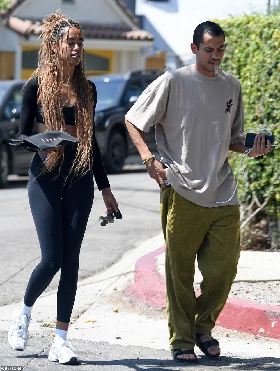 Hôm 26/7, Malia Obama được phát hiện đi ăn trưa cùng một người đàn ông lạ mặt ở Los Angeles, California, Mỹ.