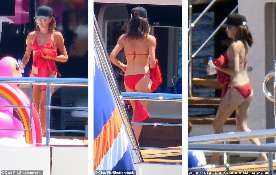 Victoria Beckham nhận được sự chú ý lớn khi hiếm hoi thả dáng nuột nà ở tuổi 48 với bikini bé xíu màu đỏ tươi. Được biết, bộ đồ bơi hai mảnh có giá 230 bảng Anh (khoảng 6,4 triệu đồng).