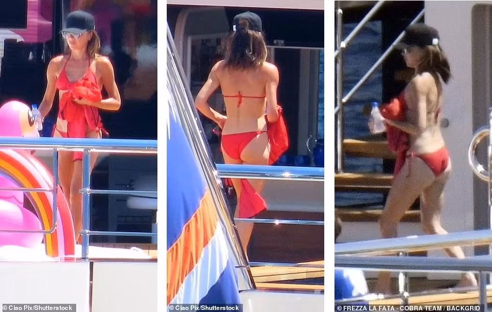 Victoria Beckham nhận được sự chú ý lớn khi hiếm hoi thả dáng nuột nà ở tuổi 48 với bikini bé xíu màu đỏ tươi. Được biết, bộ đồ bơi hai mảnh có giá 230 bảng Anh (khoảng 6,4 triệu đồng).