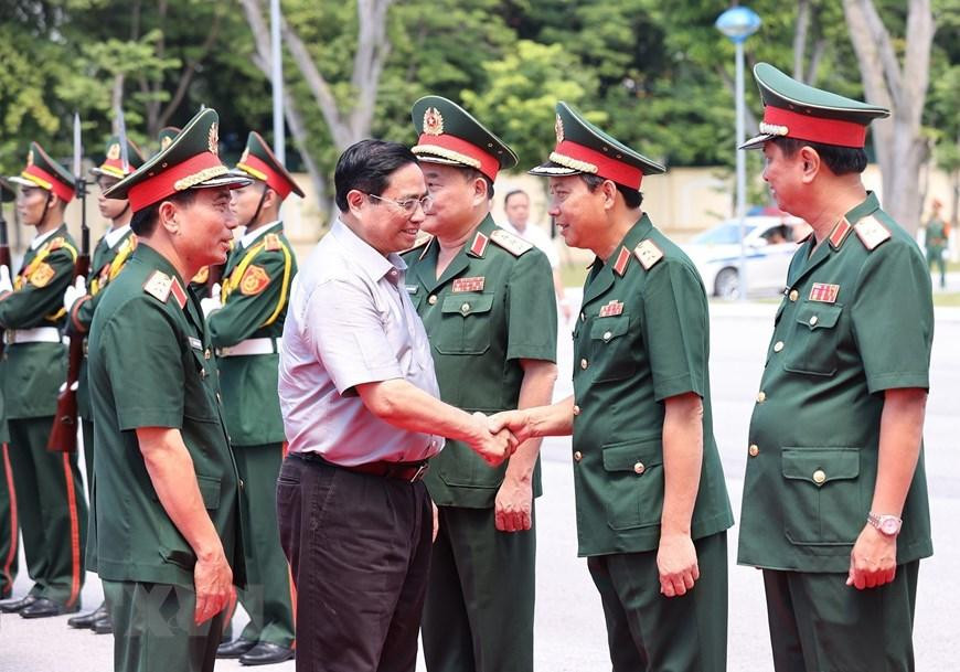 Thủ tướng Phạm Minh Chính với cán bộ, chỉ huy Bộ Tư lệnh Quân khu 4. (Ảnh: Dương Giang/TTXVN) Thủ tướng Phạm Minh Chính với cán bộ, chỉ huy Bộ Tư lệnh Quân khu 4. (Ảnh: Dương Giang/TTXVN)