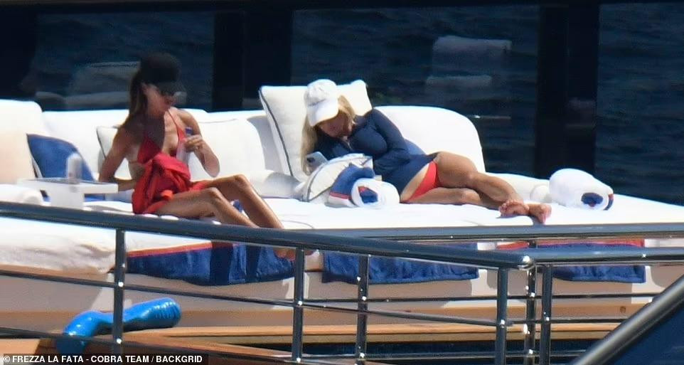 Victoria tắm nắng trên du thuyền cùng một người bạn.