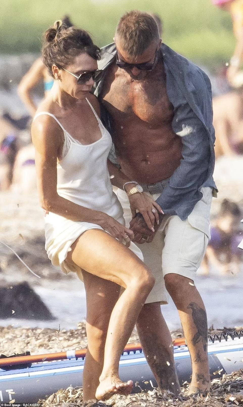 Kết hôn 23 năm và có chung 4 con, tình cảm giữa ông bà Beckham vẫn rất mặn nồng. Cả hai gần như không rời nhau khi họ băng qua bãi biển.