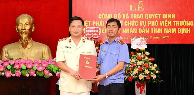Đồng chí Nguyễn Duy Giảng, Phó Viện trưởng VKSND tối cao trao Quyết định biệt phái giữ chức vụ Phó Viện trưởng VKSND tỉnh Nam Định cho đồng chí Nguyễn Quốc Việt. Ảnh: BVPL