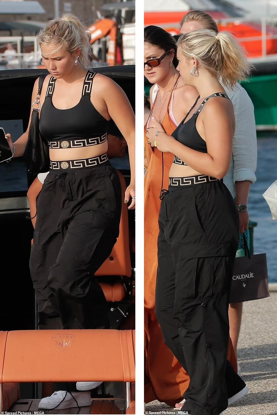 Tana Holding phối crop-top và quần ống rộng khoe hình thể đầy đặn. Dù mới qua lại với Cruz, cô đã nhận được sự chào đón từ gia đình Beckham.