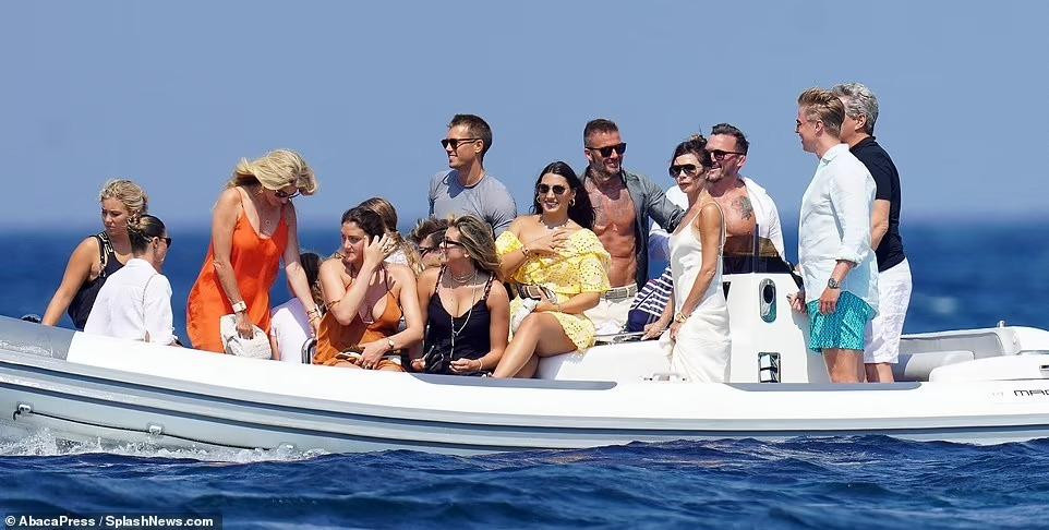 Hôm thứ Bảy (23/7), vợ chồng Beckham cùng các con và bạn bè vẫn đang trong kỳ nghỉ xa hoa ở St Tropez (Pháp). Nhóm người được nhìn thấy lên thuyền máy rời siêu du thuyền, giá thuê 1,6 triệu bảng Anh/tuần (gần 45 tỷ đồng), để vào bờ.