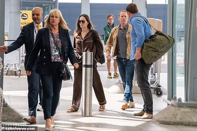 Dù bận rộn công việc, người đẹp 47 tuổi vẫn tranh thủ thời gian ở cạnh các con. Ngoài Pax Thiên, Maddox (20 tuổi), Zahara (17 tuổi), Shiloh (16 tuổi) và cặp song sinh 14 tuổi Vivienne và Knox cũng đi cùng Angelina trong chuyến đi châu Âu.