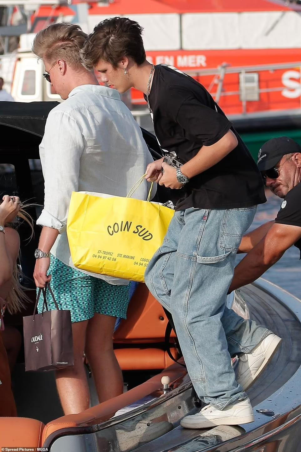 Cruz Beckham mặc đồ phong cách thể thao năng động và có chút chất chơi khi xỏ lỗ tai.