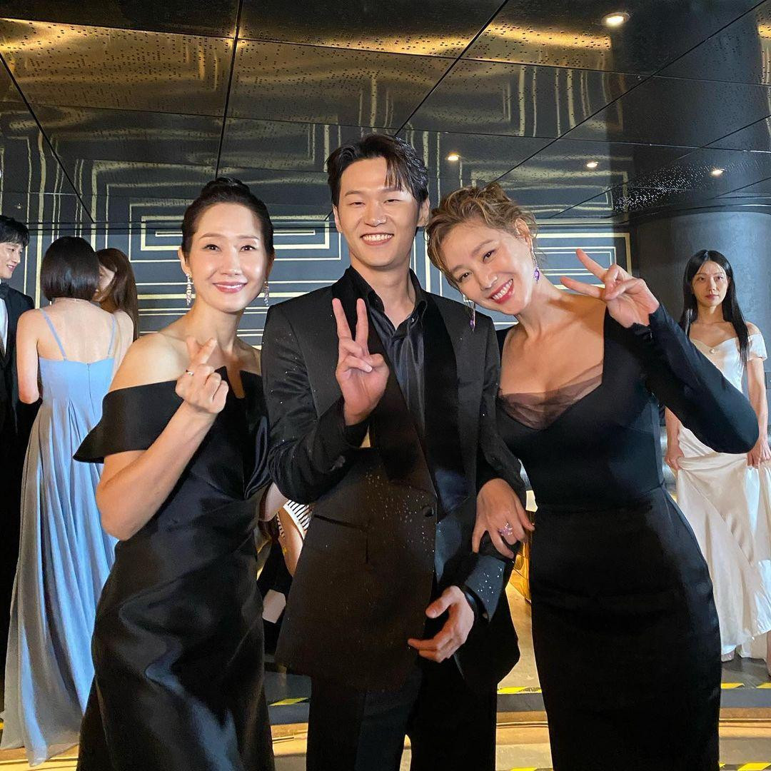 Không chỉ sự nghiệp thành công, Kim Sung Ryung còn có cuộc sống hôn nhân viên mãn bên chồng đại gia và hai con trai. Ngoài ra, cô cũng nhận bảo trợ cho bé gái người Việt tên Thơm (quê ở tỉnh Nam Định) vào hơn 20 năm trước. Không chỉ sự nghiệp thành công, Kim Sung Ryung còn có cuộc sống hôn nhân viên mãn bên chồng đại gia và hai con trai. Ngoài ra, cô cũng nhận bảo trợ cho bé gái người Việt tên Thơm (quê ở tỉnh Nam Định) vào hơn 20 năm trước.