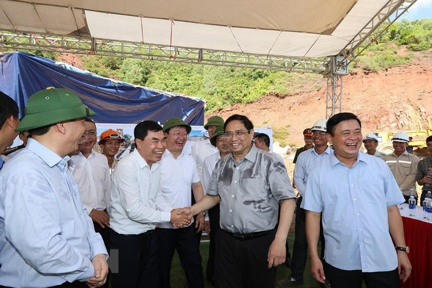 Thủ tướng động viên cán bộ, công nhân đang thi công tuyến đường giao thông ven biển đoạn từ Nghi Sơn (Thanh Hóa)-Cửa Lò (Nghệ An). (Ảnh: Dương Giang-TTXVN) Thủ tướng động viên cán bộ, công nhân đang thi công tuyến đường giao thông ven biển đoạn từ Nghi Sơn (Thanh Hóa)-Cửa Lò (Nghệ An). (Ảnh: Dương Giang-TTXVN)