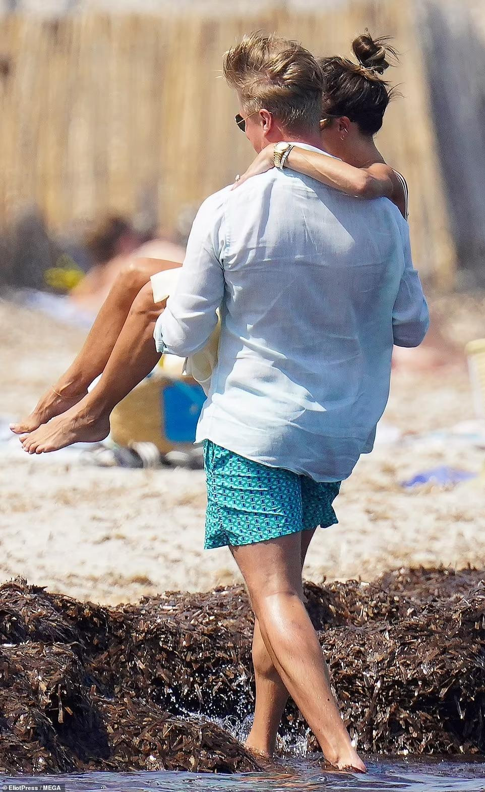 Đáng nói hơn, không chỉ chồng cô, nhà thiết kế 48 tuổi còn được trai lạ bế đưa lên bờ.