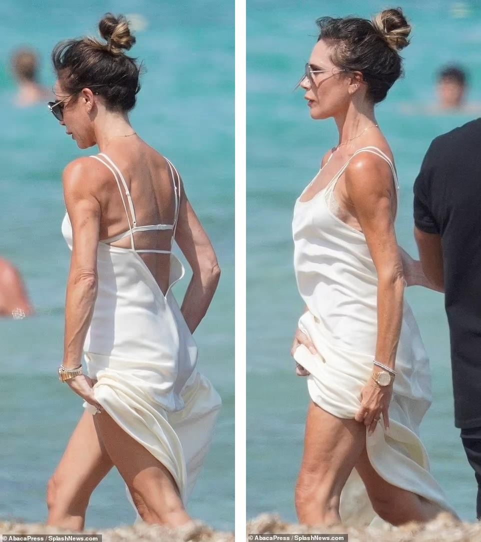 Trong khi đó, Victoria Beckham mặc váy trắng bay bổng &quot;trễ nải&quot; nội y khoe lưng trần. Chiếc váy trị giá 1.290 bảng Anh (36 triệu đồng).