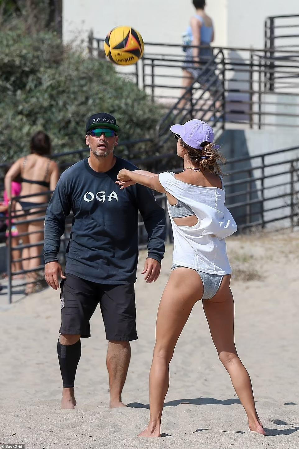 Richard Lee cũng là người ưa vận động thể chất. Anh hơn Alessandra 17 tuổi. Cặp đôi hẹn hò được hơn 2 năm. Richard cũng là người mẫu, nhưng danh tiếng kém xa so với bạn gái.