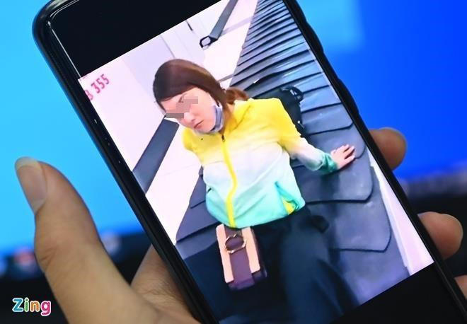 Clip nữ hành khách ngồi dạng chân trên băng chuyền hành lý được lan truyền trên mạng xã hội. Ảnh: Zing