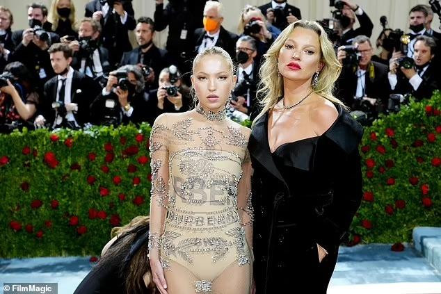 Con gái của Kate Moss nối nghiệp mẹ. Con gái của Kate Moss nối nghiệp mẹ.