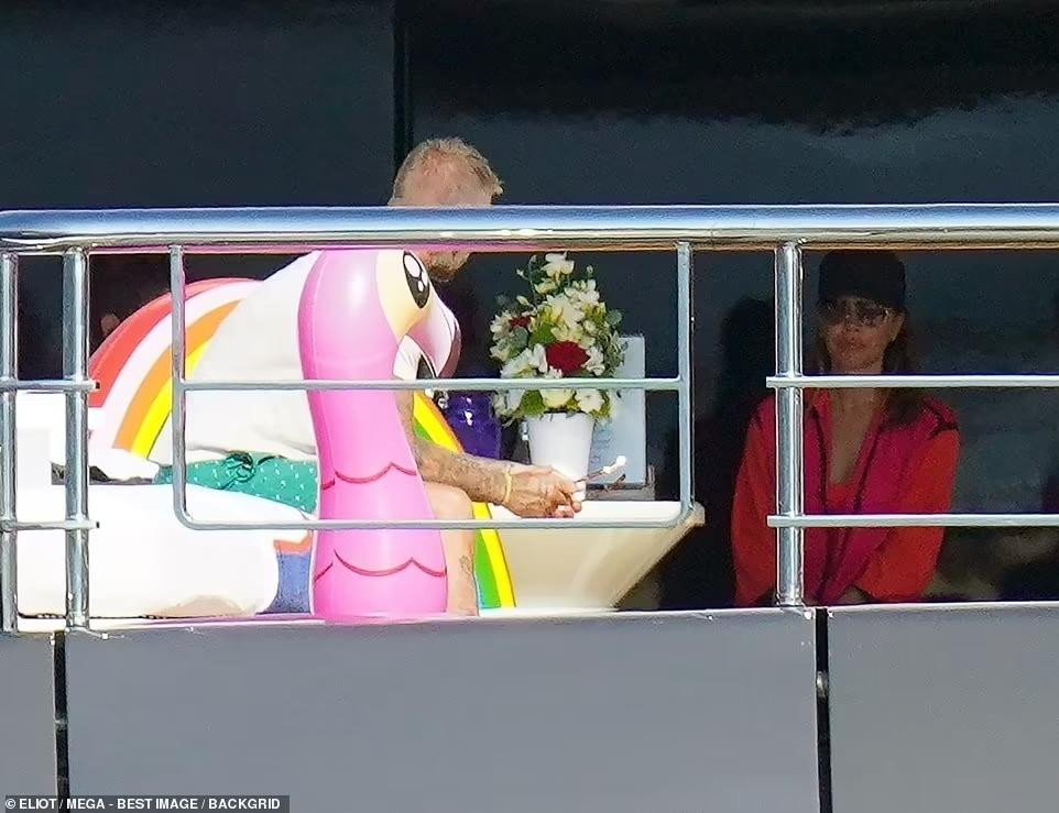 Vợ chồng Beckham trò chuyện với nhau trên boong tàu. Cặp đôi đang trong kỳ nghỉ dài ngày tại các nước châu Âu cùng hai con là Cruz Beckham và Harper Seven.