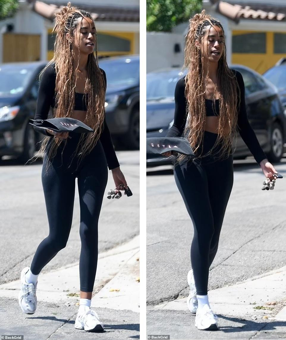 Con gái lớn nhà Obama xuất hiện ấn tượng với mái tóc tết dây thừng đặc trưng của phụ nữ Mỹ gốc Phi. Cô mặc bộ đồ màu đen bó sát, gồm áo crop-top dài tay siêu ngắn và quần legging, phối với giày thể thao và tất trắng.