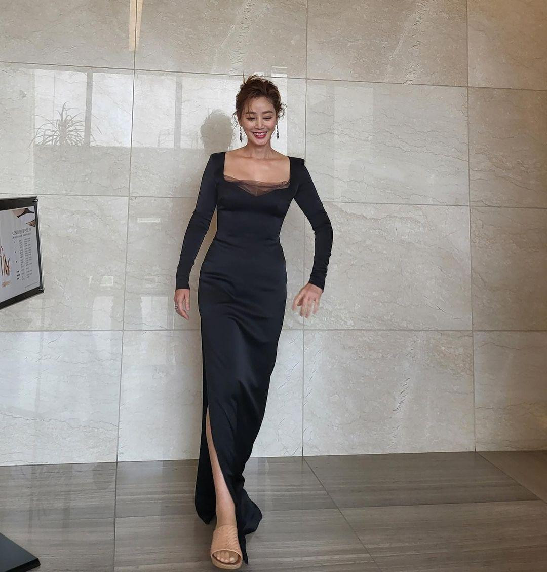 Kim Sung Ryung là một trong số ít Hoa hậu Hàn Quốc có chỗ đứng trong làng giải trí xứ Hàn. Cô ghi dấu ấn với nhiều bộ phim ăn khách như "Những người thừa kế", "Cô nàng đẹp trai", "Vận mệnh đế vương"... Bộ phim mới nhất của mỹ nhân họ Kim là "Kill Heel" (Cuộc chiến giày gót nhọn) ra mắt đầu năm 2022. Cô cũng là cái tên yêu thích của các thương hiệu thời trang, mỹ phẩm và các tạp chí danh tiếng. Kim Sung Ryung là một trong số ít Hoa hậu Hàn Quốc có chỗ đứng trong làng giải trí xứ Hàn. Cô ghi dấu ấn với nhiều bộ phim ăn khách như "Những người thừa kế", "Cô nàng đẹp trai", "Vận mệnh đế vương"... Bộ phim mới nhất của mỹ nhân họ Kim là "Kill Heel" (Cuộc chiến giày gót nhọn) ra mắt đầu năm 2022. Cô cũng là cái tên yêu thích của các thương hiệu thời trang, mỹ phẩm và các tạp chí danh tiếng.