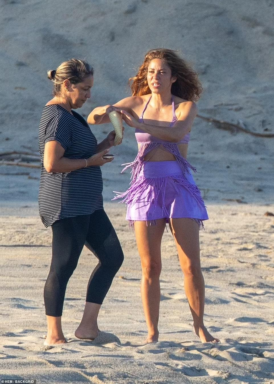 Tuy nhiên, trung vệ 35 tuổi không đồng ý. Anh muốn được ở gần con, còn cho rằng Shakira dùng tiền xúc phạm anh.