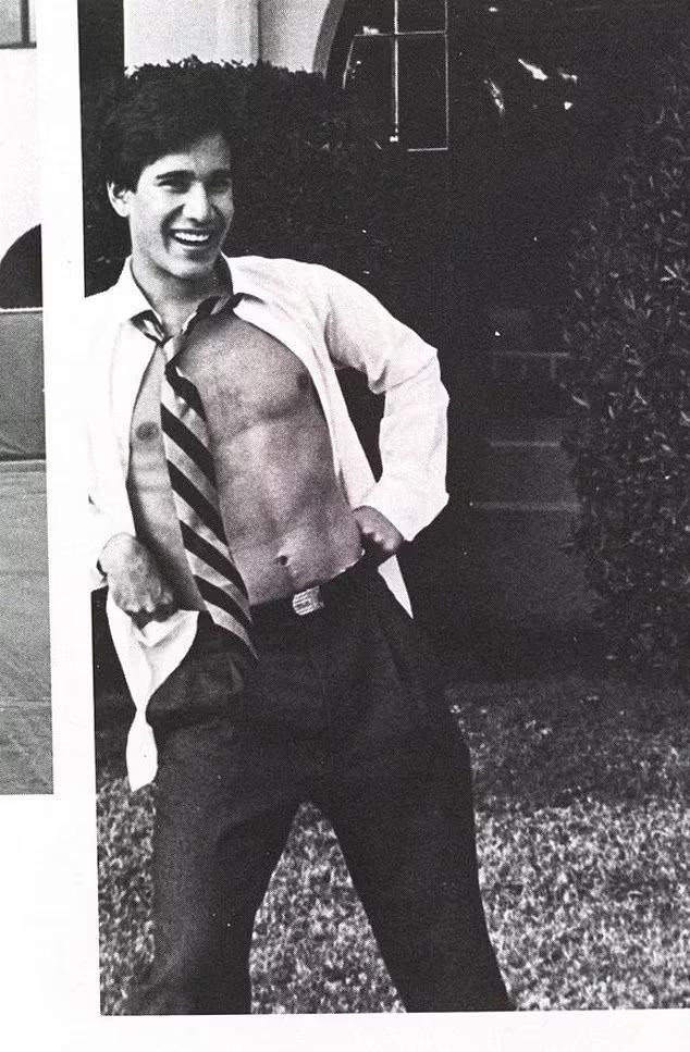 Trước khi trở thành kẻ giết người hàng loạt, Andrew Cunanan là kẻ nghiện ngập, hành nghề mại dâm. Trước khi trở thành kẻ giết người hàng loạt, Andrew Cunanan là kẻ nghiện ngập, hành nghề mại dâm.