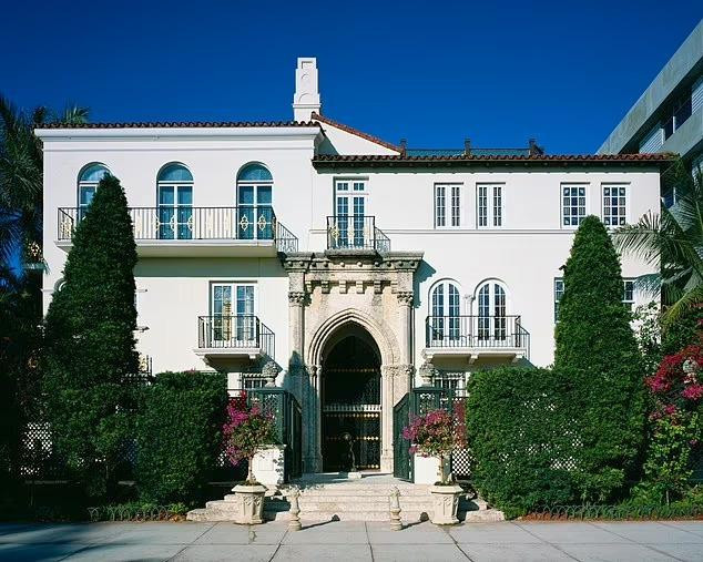 Gianni Versace bị bắn chết ngay trước cổng vào dinh thự sang trọng ở Miami. Gianni Versace bị bắn chết ngay trước cổng vào dinh thự sang trọng ở Miami.