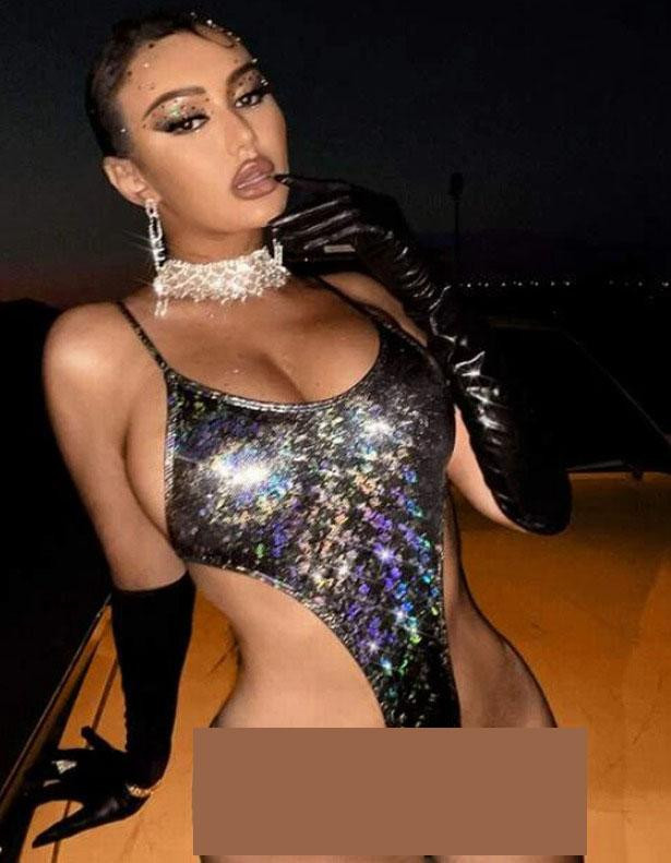 Bộ áo tắm liền thân gây xôn xao cộng đồng mạng vì quá táo bạo.