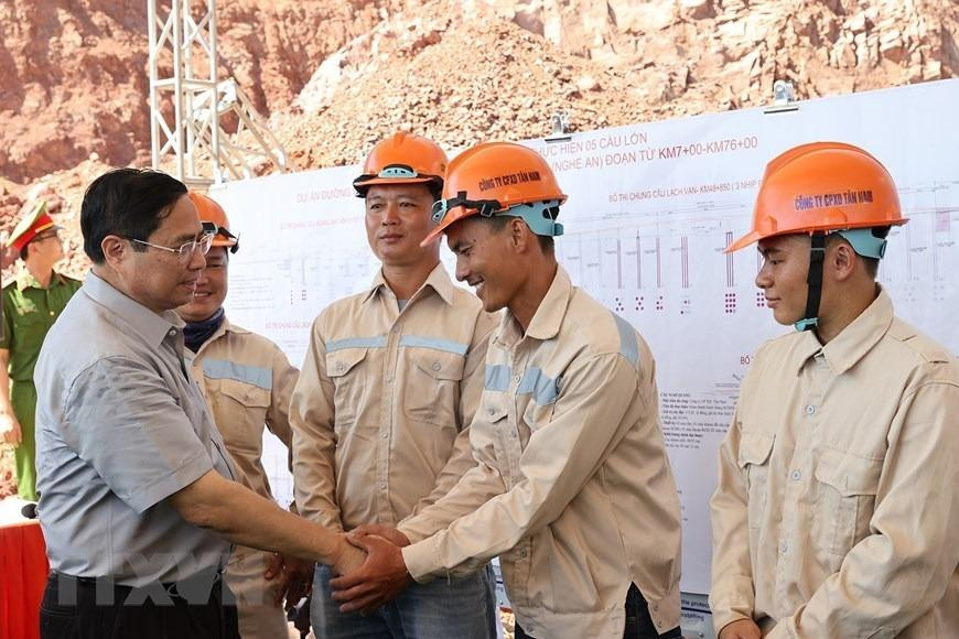 Thủ tướng Phạm Minh Chính động viên công nhân đang thi công tuyến đường giao thông ven biển đoạn từ Nghi Sơn (Thanh Hóa)-Cửa Lò (Nghệ An). (Ảnh: Dương Giang-TTXVN) Thủ tướng Phạm Minh Chính động viên công nhân đang thi công tuyến đường giao thông ven biển đoạn từ Nghi Sơn (Thanh Hóa)-Cửa Lò (Nghệ An). (Ảnh: Dương Giang-TTXVN)