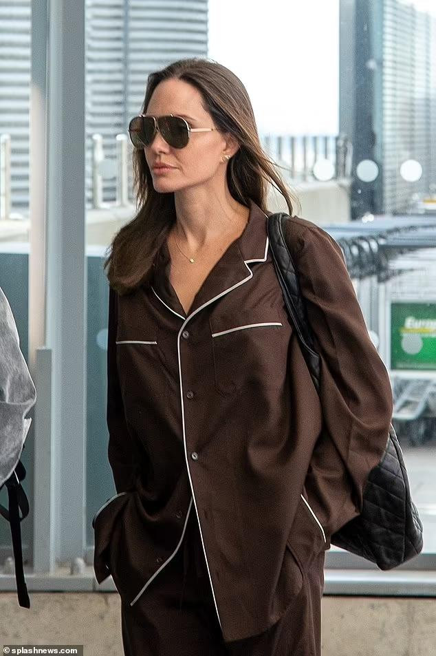 Angelina không trang điểm, đeo kính râm che gần nửa mặt. Cô trông "có da có thịt" hơn thời gian trước đây.