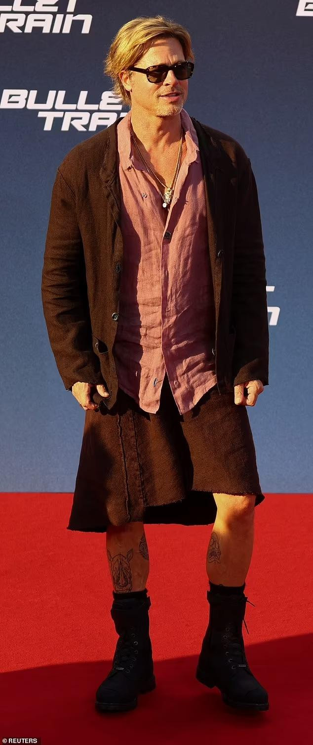 Ngôi sao thắng giải Oscar trông trẻ trung, rạng rỡ ở tuổi 59. Gần đây, anh được cho là tái ngộ vợ cũ Angelina Jolie ở Rome, Ý, để đón sinh nhật lần thứ 14 của cặp song sinh Knox và Vivienne. Cặp đôi có dấu hiệu &quot;tan băng&quot; vì Angelina rất cảm kích trước sự xuất hiện của chồng cũ.