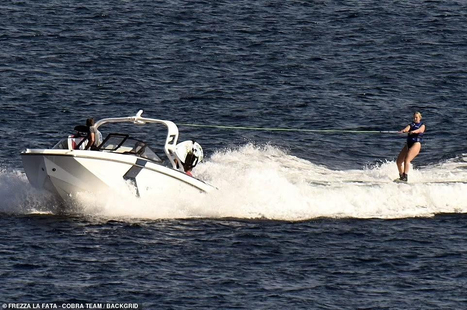 Cặp đôi tuổi teen sau đó được nhìn thấy chơi các trò cảm giác mạnh trên biển.