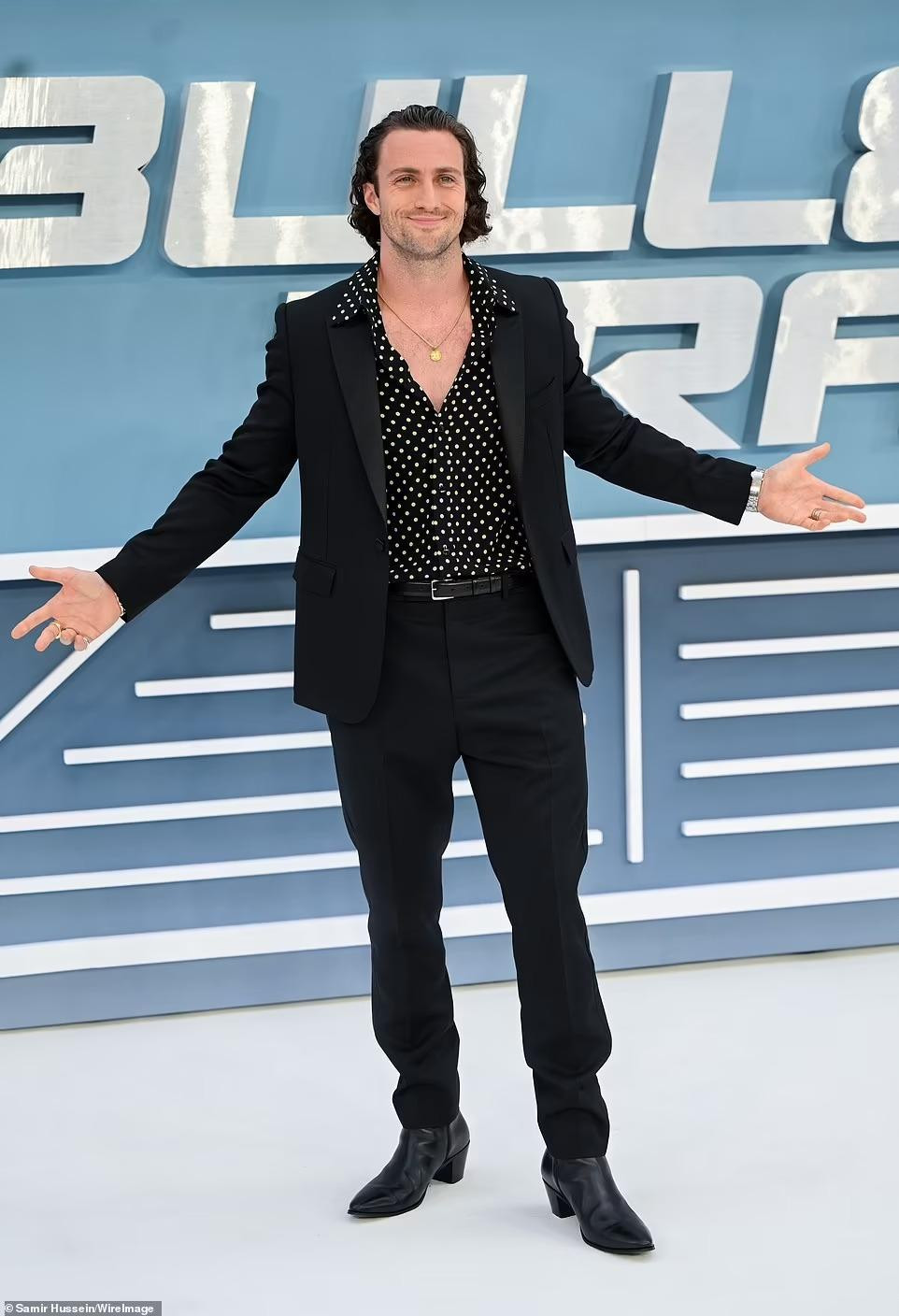 Tài tử Aaron Taylor-Johnson tiếp tục xuất hiện với phong cách của một playboy. Anh vào vai Tangerine - sát thủ người Anh.