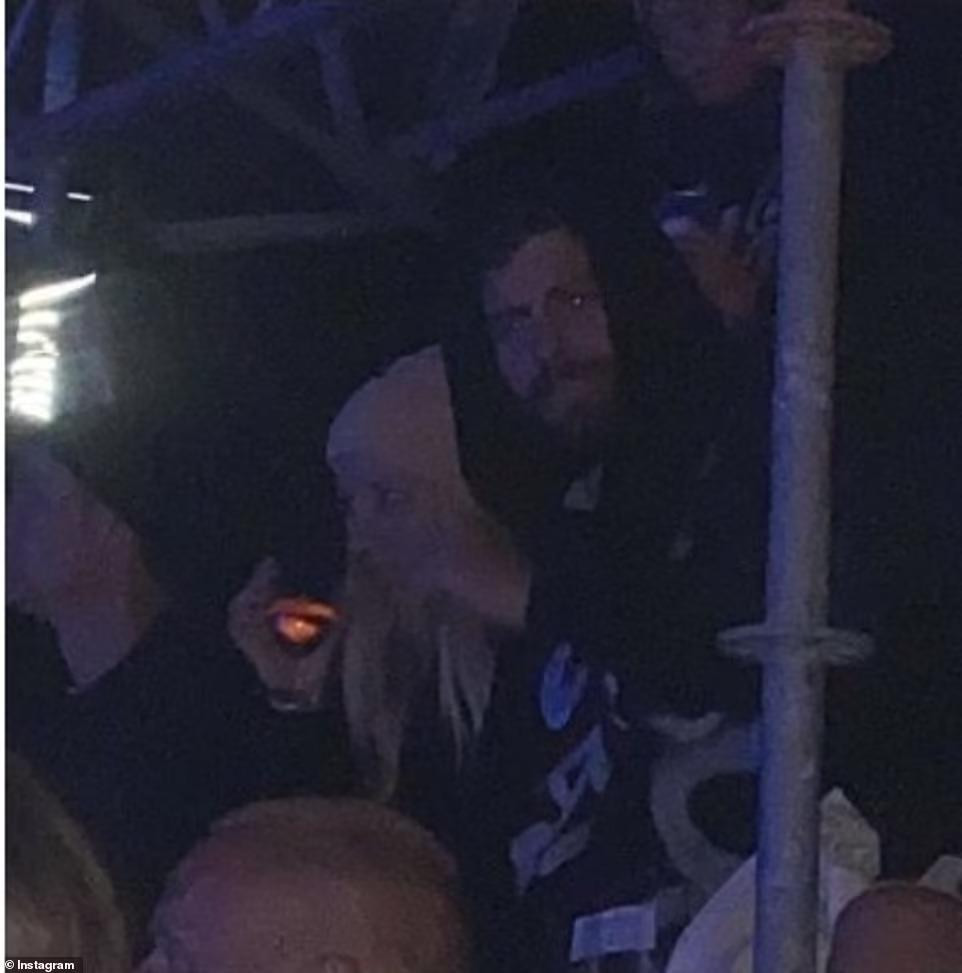 Tháng trước, một chủ nhà hàng Thụy Điển chia sẻ lên mạng xã hội bức ảnh Pique đi tiệc tùng với một phụ nữ tóc vàng bí ẩn.